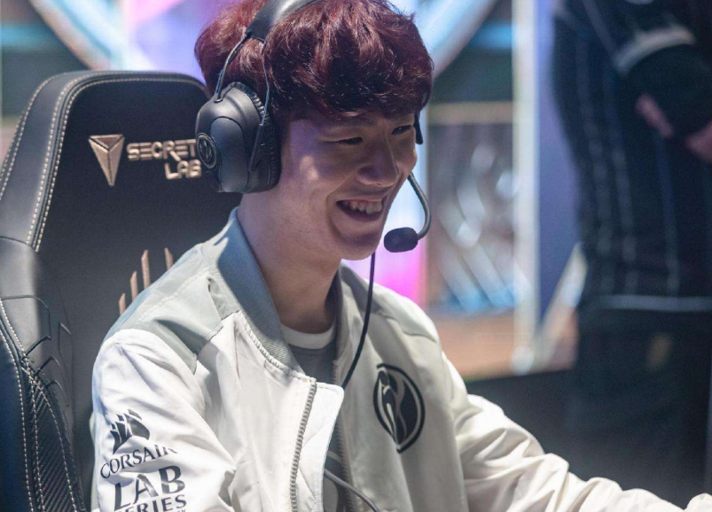 Royal Never Give Up 官方推特：我们离破产还远着呢。拿个假奖杯总比一无所有好吧？